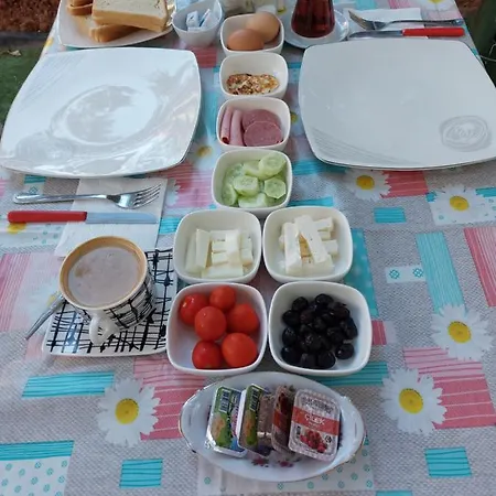 לינה וארוחת בוקר Secret Garden 03 *